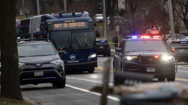 มือปืนกราดยิงโรงเรียนวิสคอนซิน เป็น นร.หญิง-เสียชีวิตก่อนตำรวจมาถึง