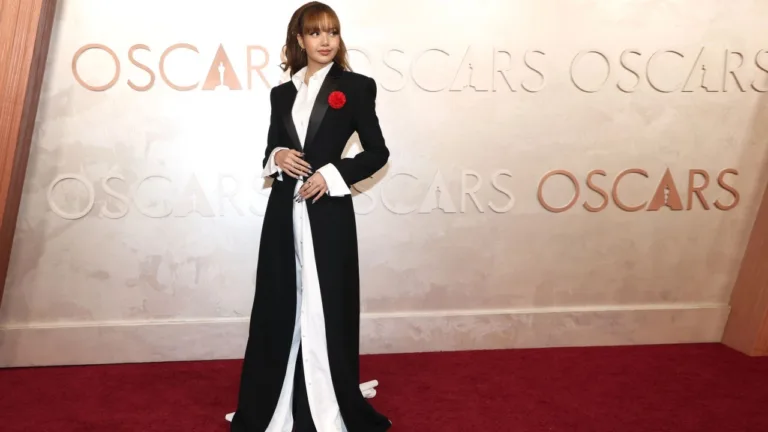 “ลิซ่า เปิดตัวบนพรมแดงออสการ์ในชุดทักซิโด้สุดเก๋ ไม่เหมือนใคร”