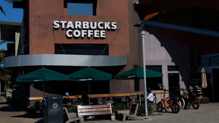 สตาร์บัคส์เตรียมเลิกจ้างพนักงาน 1,100 คน พร้อมปรับเมนูเครื่องดื่มในสหรัฐฯ