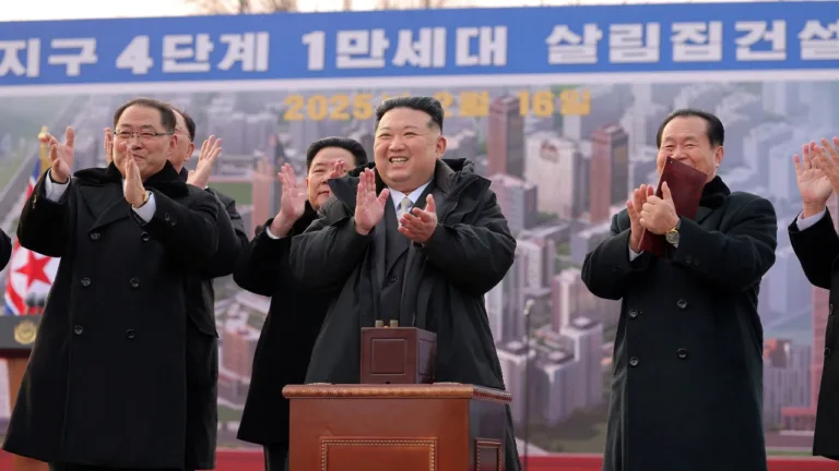 “คิม จองอึน” วางศิลาฤกษ์โครงการอะพาร์ตเมนต์ 50,000 ยูนิต ฉลองวันเกิดบิดา