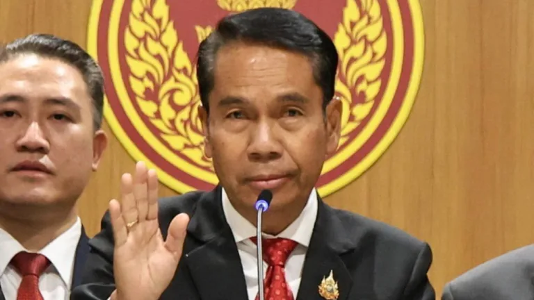 พรรคเพื่อไทยดิ้นหลุดข้อครหาหนีแก้รัฐธรรมนูญ อ้างจำใจยื่นศาลรัฐธรรมนูญตีความประชามติ