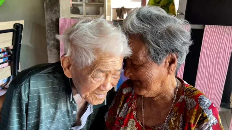 รักแท้ 5 แผ่นดิน ตายายอายุ 100 ปีรักเหนียวแน่น เผยเคล็ดลับยืนยาว