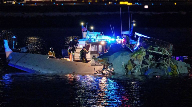 ชนกลางฟ้า เฮลิคอปเตอร์กับเครื่องบิน “วอชิงตันดีซี” สังเวย 67 ชีวิต