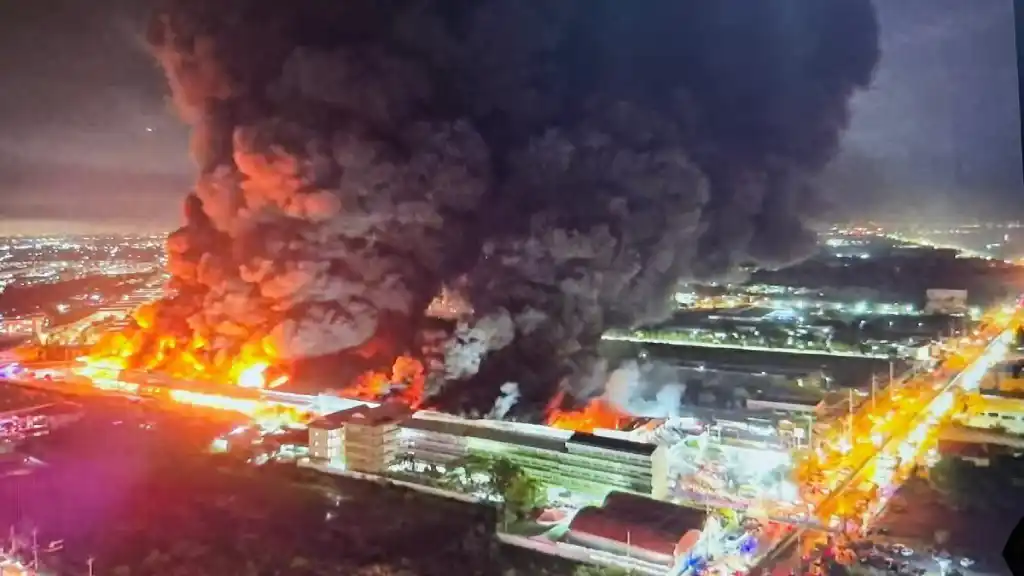 fire_02 1 » The Mainstream เพลิงไหม้, ลาดกระบัง, โรงงานเฟอร์นิเจอร์, กรุงเทพ, อัคคีภัย