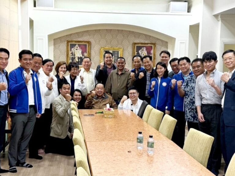 พปชร.แสดงพลังเคียงข้าง ’ประวิตร‘ ‘ภรรยา รมว.สันติ’ ร่วมวงแม้ 7 วันก่อนให้กำลังใจ ‘ธรรมนัส‘