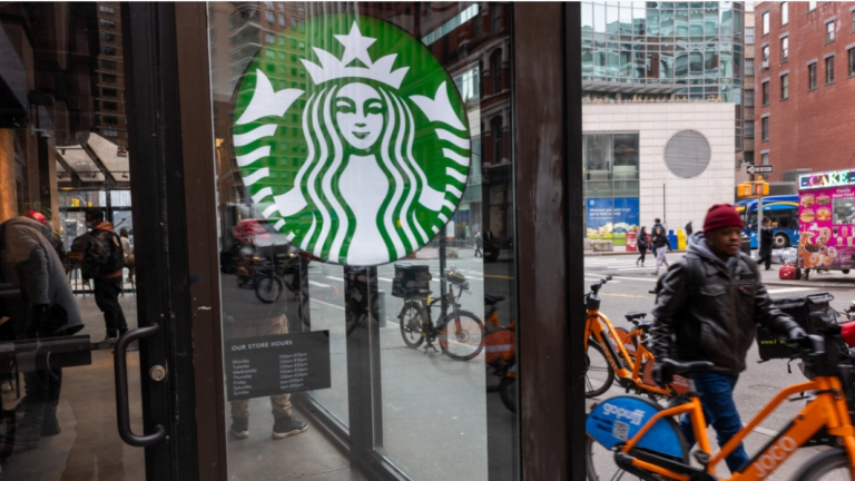 สตาร์บัคส์ปรับนโยบายใหม่ “ไม่ซื้อกาแฟ ห้ามนั่งในร้าน”