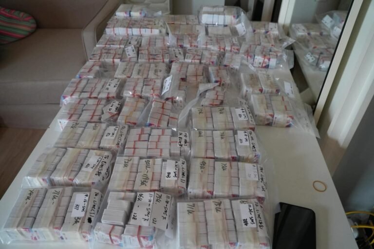 ทลายรังแก๊งคอลเซ็นเตอร์คอนโดหรูย่านรัชดา ยึดซิมบอกซ์ 300 เครื่อง-ซิมการ์ด 2 แสนซิม