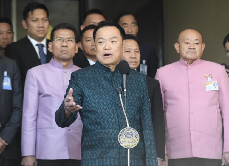 “อนุทิน” เผย ควง”เนวิน” อวยพรปีใหม่”ทักษิณ” เมื่อวาน ปัดคุยเรื่องการเมือง