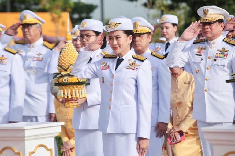 นายกรัฐมนตรีและคู่สมรส เป็นประธานพิธีวางพานพุ่มดอกไม้ถวายราชสักการะ เนื่องในวันคล้ายวันพระบรมราชสมภพ ในหลวง ร.9