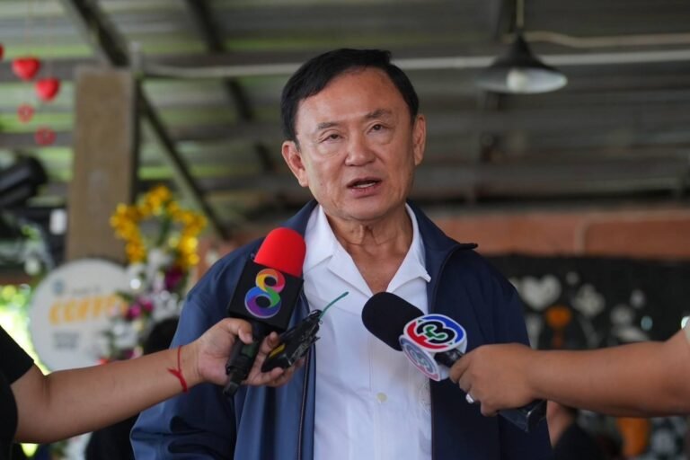 “ทักษิณ” ลั่นยังไม่มีเหตุปัจจัยปรับครม. สยบข่าวลือเขี่ย “พีระพันธุ์”