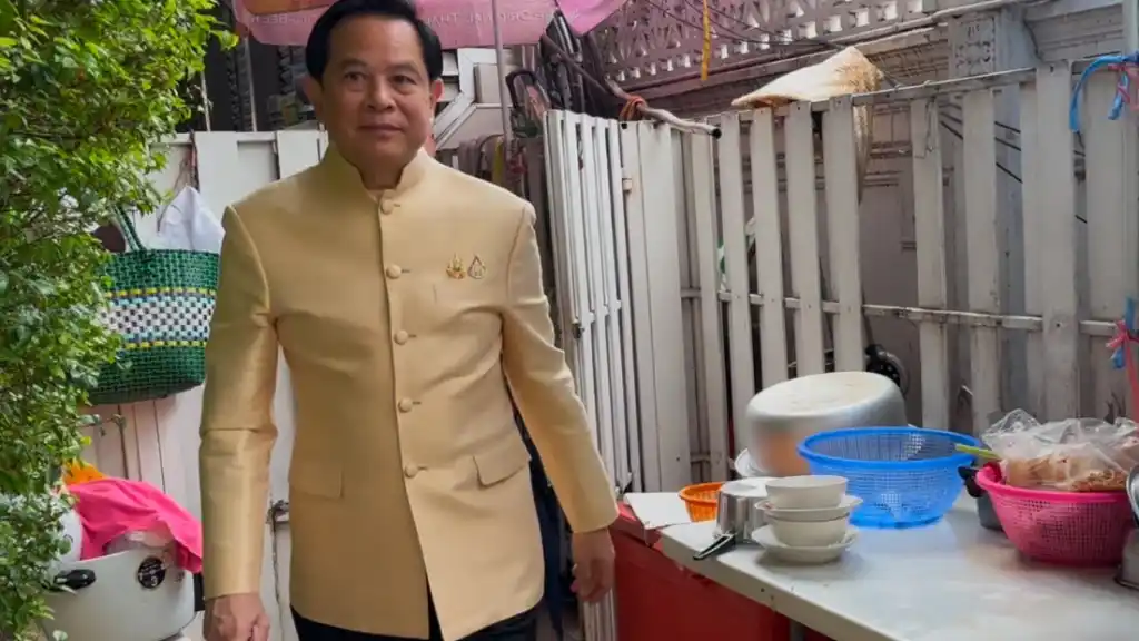 peerapan_01 » The Mainstream พีระพันธุ์ สาลีรัฐวิภาค, แจกถุงยังชีพ, ถือหุ้นรัฐมนตรี, วิจารณ์รัฐบาล, จริยธรรมทางการเมือง
