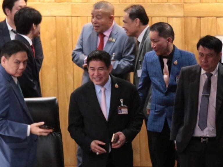 ธรรมนัส โผล่ประชุมงบประมาณ ขน สส.กลุ่มตัวเองนั่งโซนเพื่อไทย