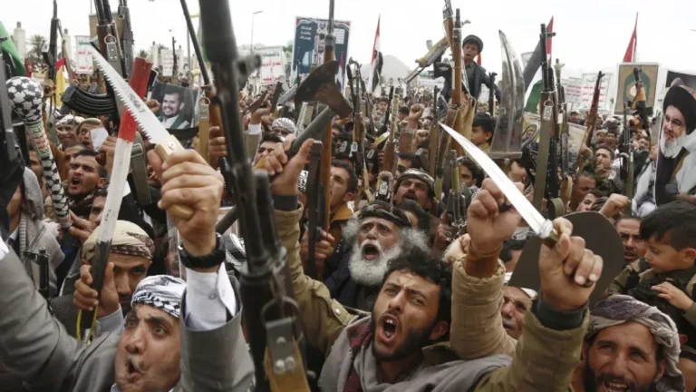 กลุ่มฮูตีในเยเมน: ไม่หวั่นไหวต่อการโจมตีของสหรัฐฯ และอาจกำลังยินดี