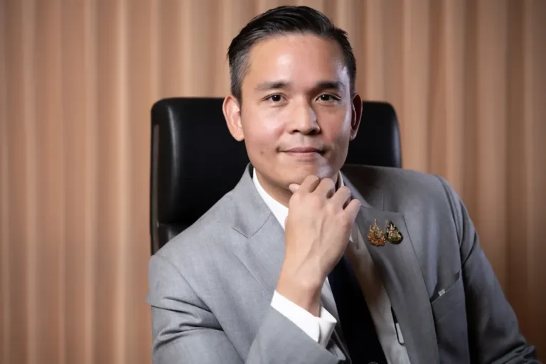 ศึกษิษฏ์ ศรีจอมขวัญ นักคิดเศรษฐกิจรุ่นใหม่เบื้องหลังนโยบายสำคัญรัฐบาล