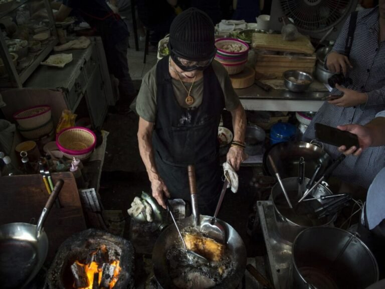 เปิดประวัติ เจ๊ไฝ เชฟมิชลินสตาร์ เจ้าของเมนู ไข่เจียวปูในตำนาน