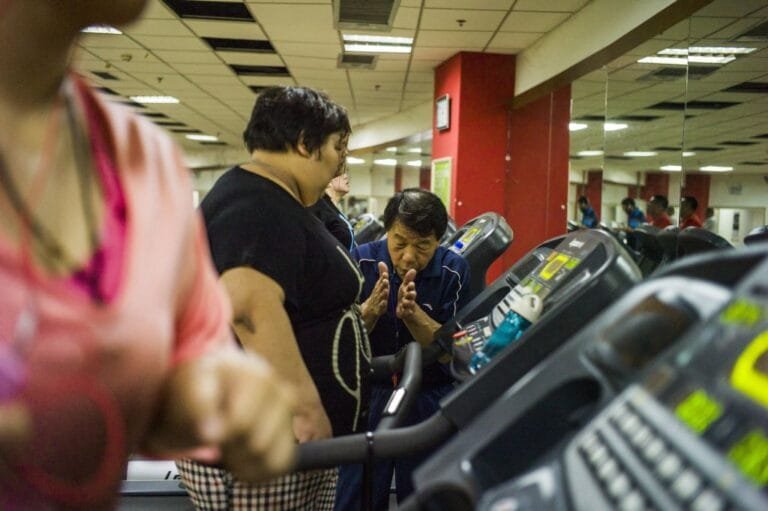 เมื่อเศรษฐกิจจีนโตช้า เร่งให้ผู้ใหญ่กว่าครึ่งน้ำหนักเกินหรืออ้วน