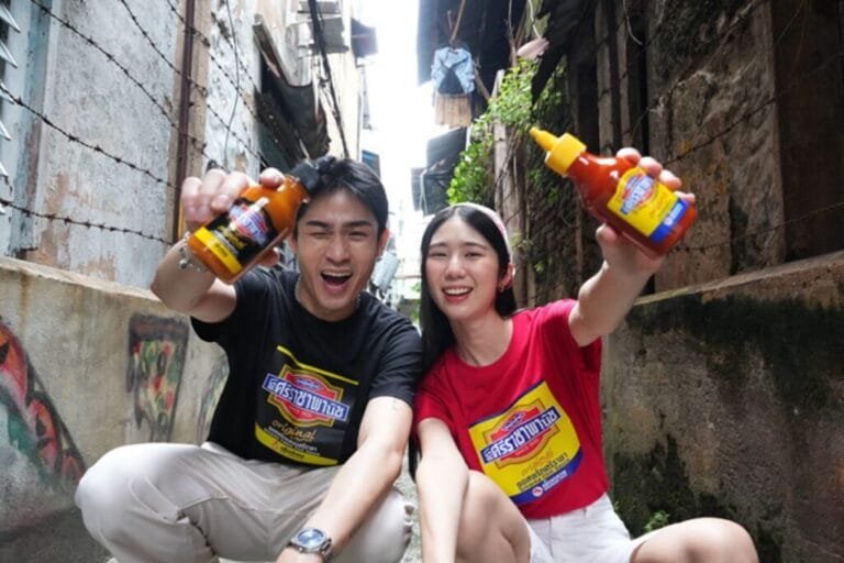 ซอสพริกศรีราชาพานิช คอลแลบส์ GQ เปิดตัวเสื้อยืดดีไซน์สตรีตยุค 90s