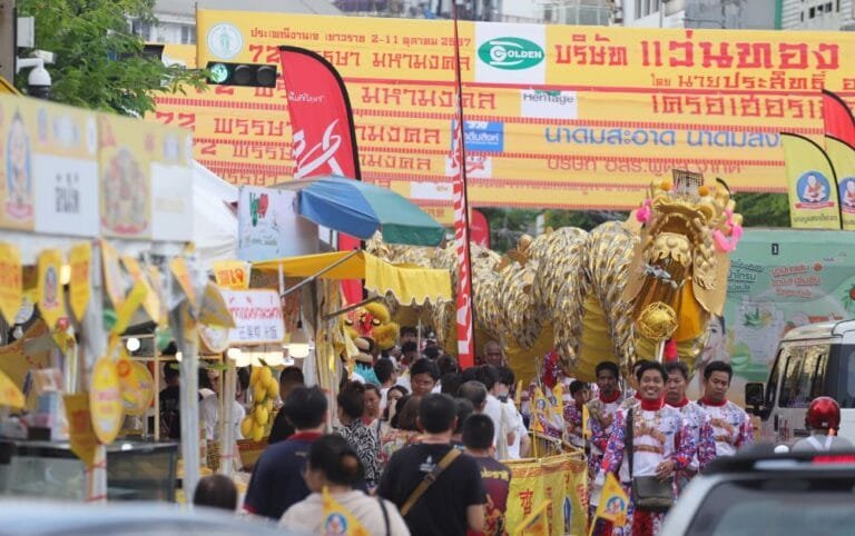 กินเจ เยาวราช 2567 จัดเต็มสองฝั่งถนน อิ่มบุญ อิ่มใจ สักการะ 12 เทพเจ้า