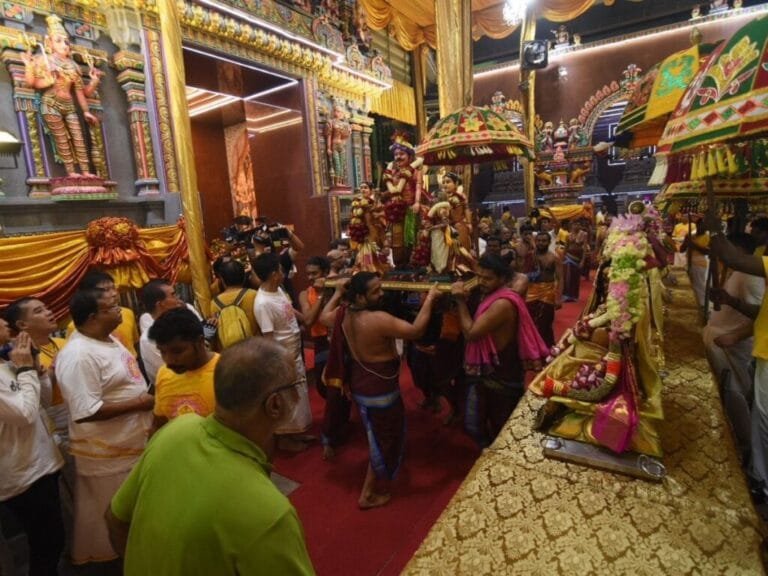 นวราตรี 2567 วัดแขกสีลม เปิดกำหนดการพิธีแห่ – เช็กเส้นทางปิดถนน