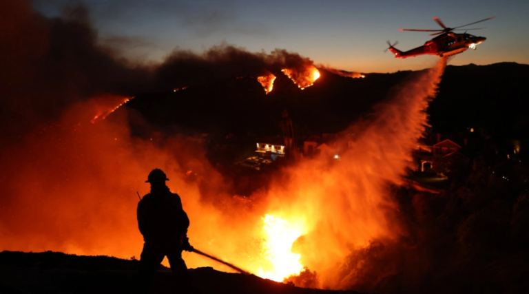ไฟป่าลอสแองเจลิสลามหนัก สั่งอพยพด่วนกว่า 30,000 คน