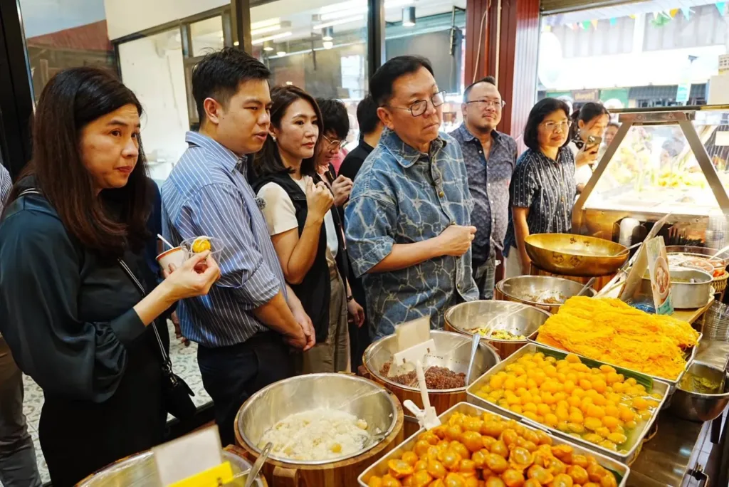 จตุพรฉันทวิชญ์ ลงพื้นที่ถนนบรรทัดทอง3 » The Mainstream