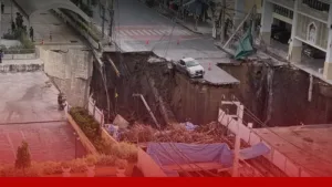 ถนนหน้าวชิรพยาบาลทรุดตัวขนาดใหญ่ เจ้าหน้าที่เร่งอพยพผู้ป่วยและประชาชนใกล้เคียง » The Mainstream