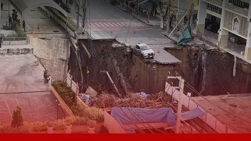 ถนนหน้าวชิรพยาบาลทรุดตัวขนาดใหญ่ เจ้าหน้าที่เร่งอพยพผู้ป่วยและประชาชนใกล้เคียง » The Mainstream