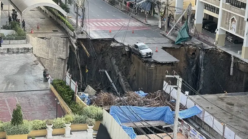 ถนนหน้าวชิรพยาบาลทรุดตัวขนาดใหญ่ เจ้าหน้าที่เร่งอพยพผู้ป่วยและประชาชนใกล้เคียง » The Mainstream