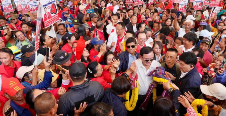 “ทักษิณ” มีเสียว! สาวใหญ่ปาขวดขึ้นเวทีปราศรัยมหาสารคาม