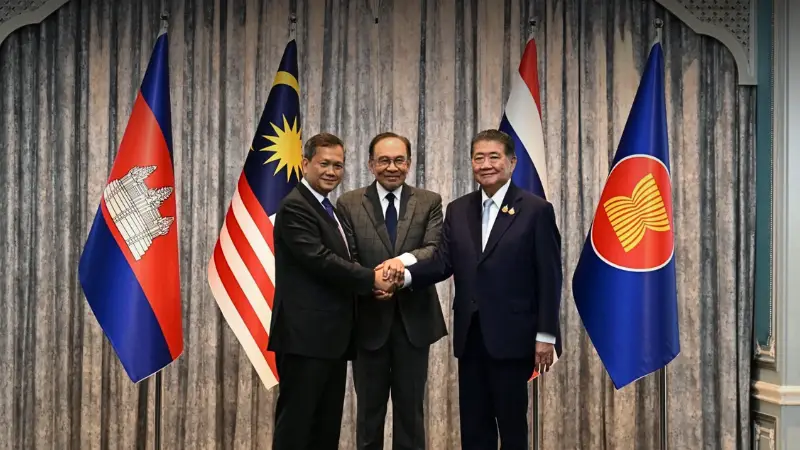 ทักษิณลงพื้นที่ชายแดนถูกวิจารณ์หนัก ปมสงครามไทย-กัมพูชา รัฐบาลไทยเร่งเจรจาหยุดยิง » The Mainstream