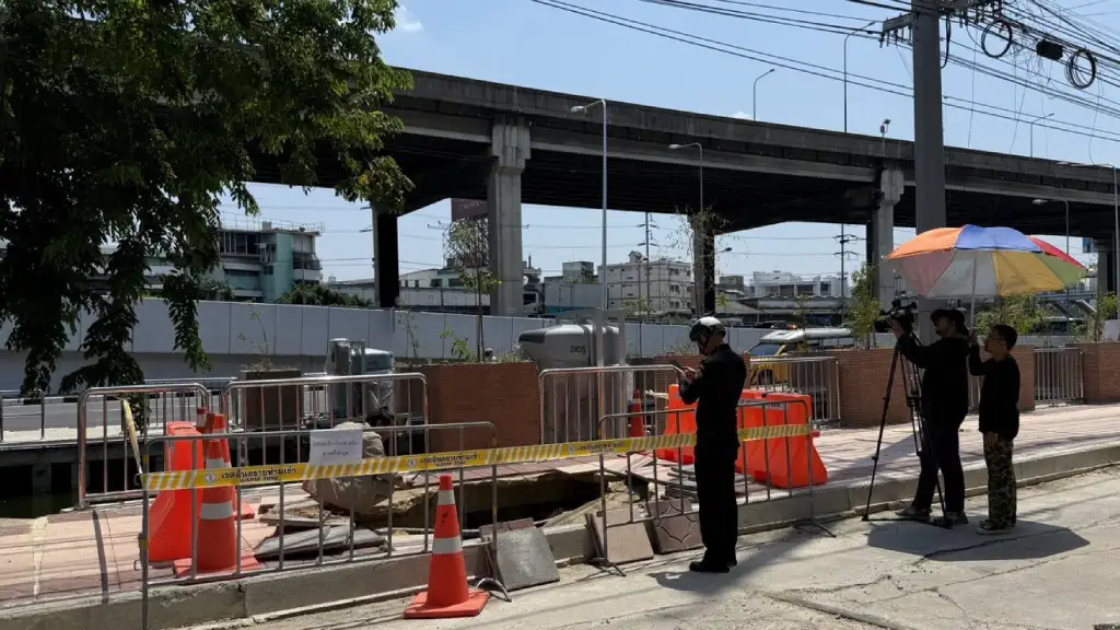 ทางเท้าทรุด3 » The Mainstream