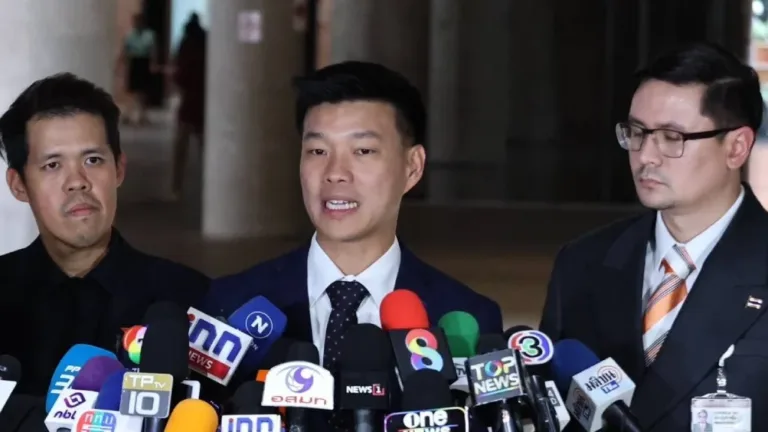 ฝ่ายค้านยอมถอดชื่อทักษิณจากญัตติอภิปรายไม่ไว้วางใจ เดินเกมการเมืองเชิงกลยุทธ์