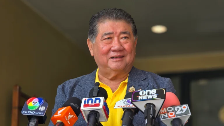 “ภูมิธรรม” ป้อง “อิ๊งค์” วอนอย่าใช้อคติจับผิด ไม่รู้ “เนวิน” ดอดพบ “ทักษิณ”