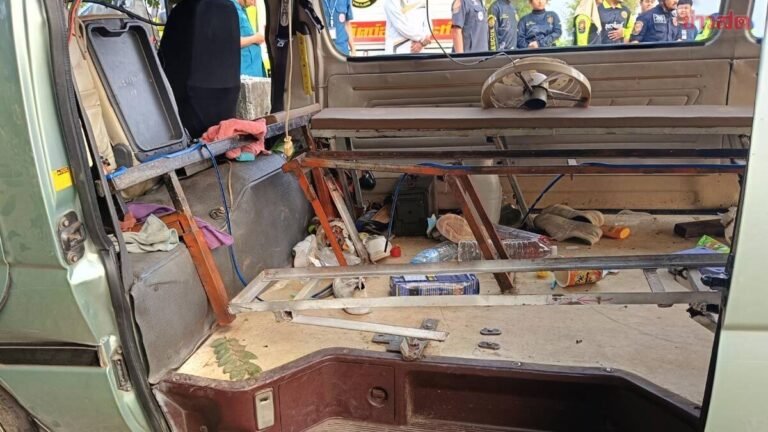 นักศึกษาสาวขับรถตู้นักเรียนแทนแม่ ตกใจรถยางแตก ขับพุ่งชนเสาไฟนักเรียนเจ็บยกคัน