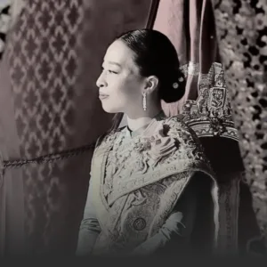 สำนักพระราชวังแถลง เจ้าฟ้าพัชรกิติยาภาฯ สิ้นพระชนม์อย่างสงบ » The Mainstream Woman in ornate ceremonial attire, side profile, wearing a jeweled earring and a polished bun.