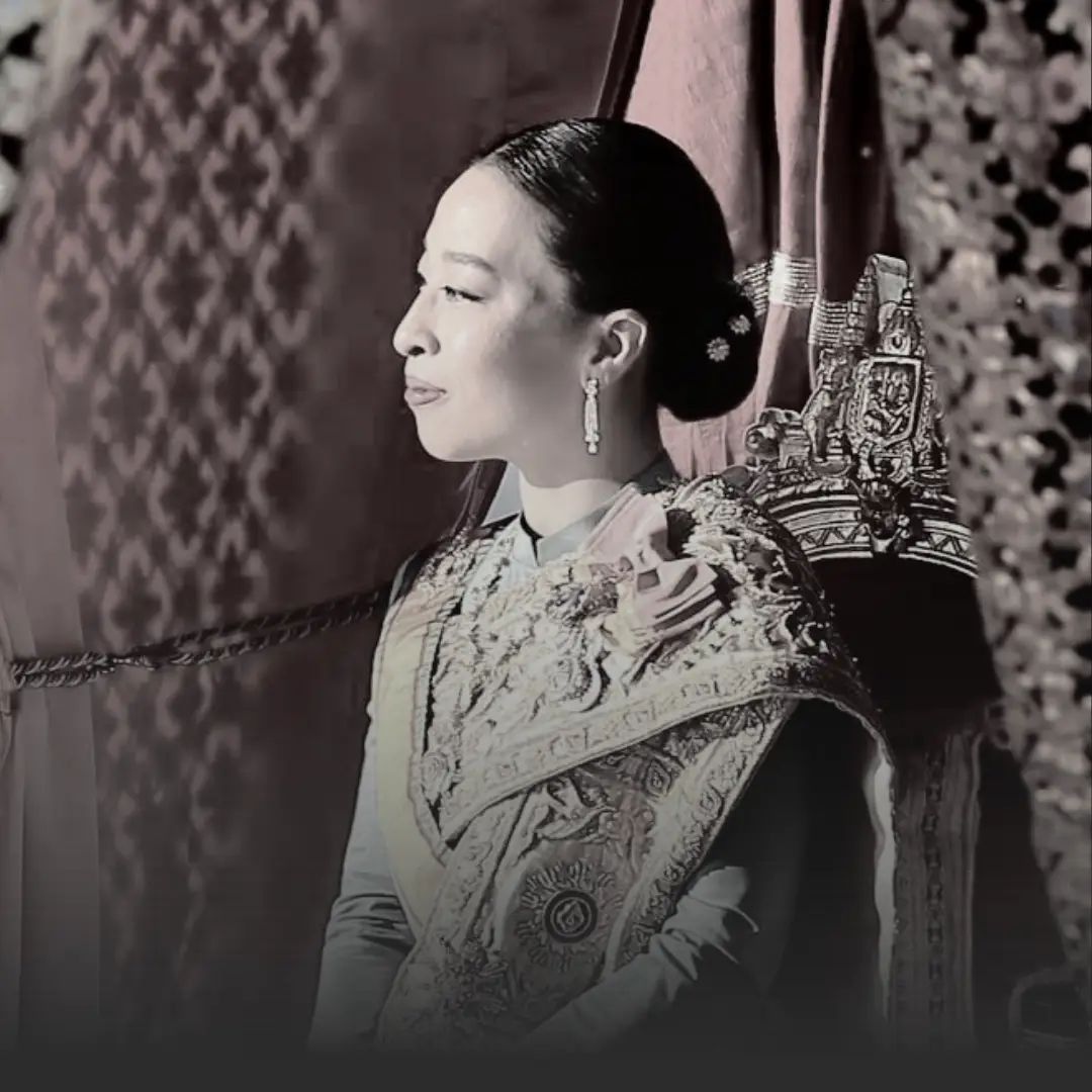 สำนักพระราชวังแถลง เจ้าฟ้าพัชรกิติยาภาฯ สิ้นพระชนม์อย่างสงบ » The Mainstream Woman in ornate ceremonial attire, side profile, wearing a jeweled earring and a polished bun.