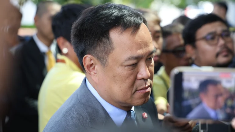 “อนุทิน” บอกไร้สาระ กระแสข่าวควง “เนวิน” พบ “ทักษิณ”