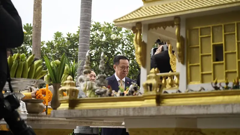 อนุทิน สักการะสิ่งศักดิ์สิทธิ์ทำเนียบ ขอพรให้ทุกอย่างราบรื่น » The Mainstream