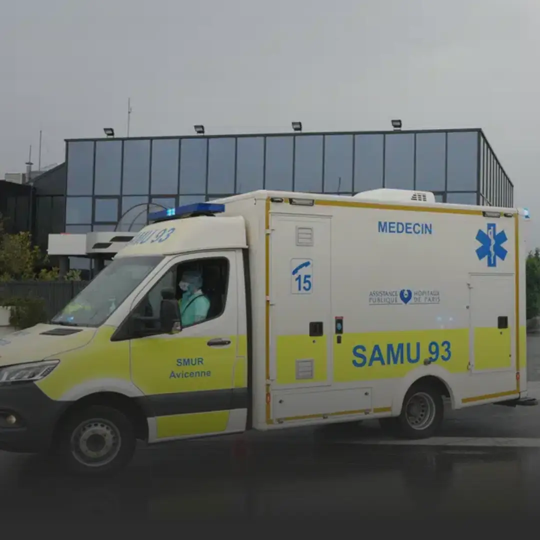 อพยพผู้โดยสารเรือ MV Hondius ครบแล้ว พบติดเชื้อไวรัสฮันตาเพิ่ม 3 ราย » The Mainstream French emergency ambulance SAMU 93 with Médecin markings parked outside a glass-front building.