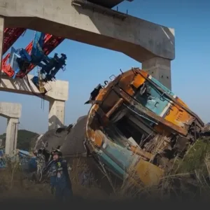 เครนก่อสร้างรถไฟความเร็วสูงถล่มทับขบวนรถไฟที่สีคิ้ว ดับ 22 ศพ » The Mainstream