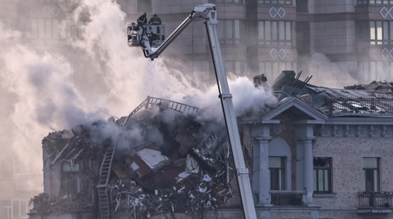 รัสเซียส่งโดรนโจมตีเมืองหลวงยูเครนรับปีใหม่ ดับ 1 ศพ เจ็บอีกหลายราย