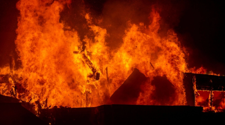 ไฟป่าแคลิฟอร์เนียยังรุนแรง เพิ่มขึ้นอีกจุดในย่านฮอลลีวูดฮิลส์ในลอสแองเจลิส